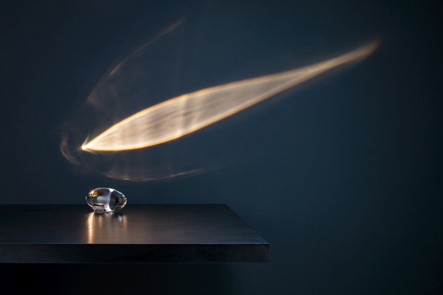 Atman LED Tischleuchte von Catellani & Smith: Moderne Lampe mit einzigartigem Lichteffekt.