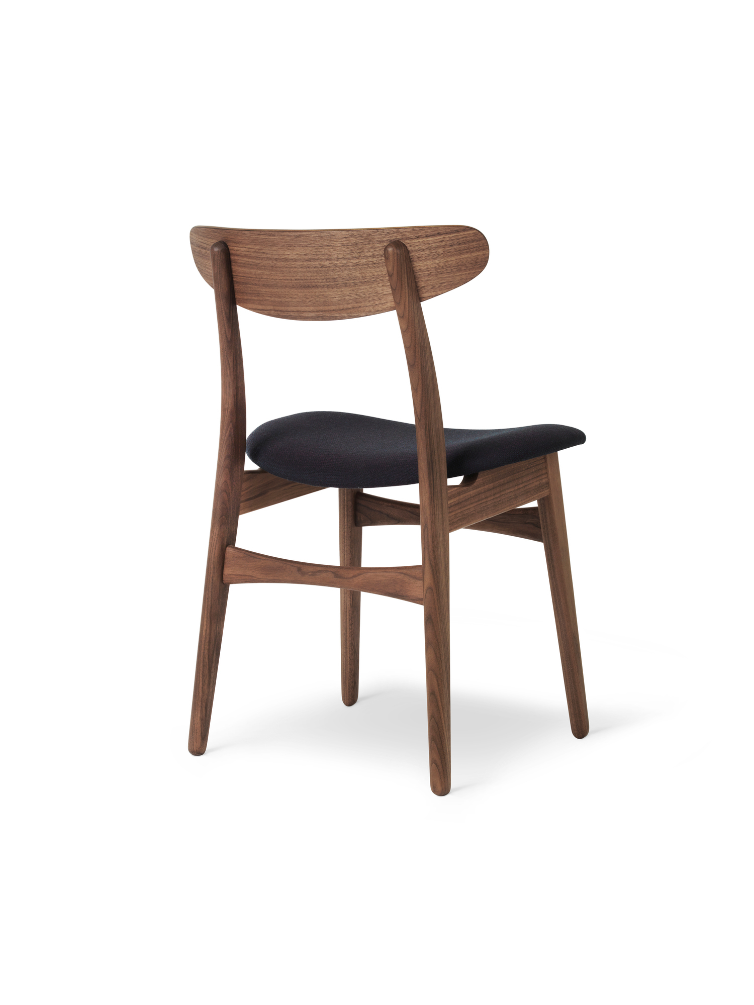 CH30P Stuhl von Carl Hansen & Søn mit Walnussgestell und schwarzem Stoffbezug.