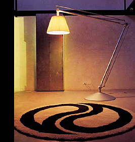 Superarchimoon Stehleuchte von Flos: Design-Stehlampe mit Stoffschirm und verstellbarem Arm.