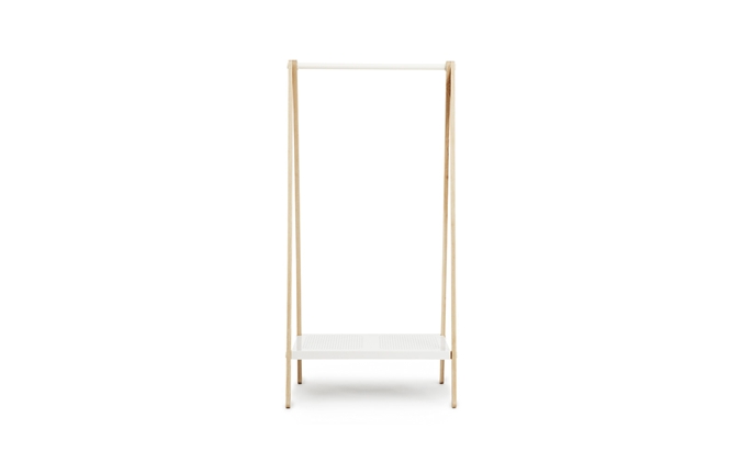 Toj Kleiderständer von Normann Copenhagen, minimalistisches Design mit hellem Holz und weißer Ablage.