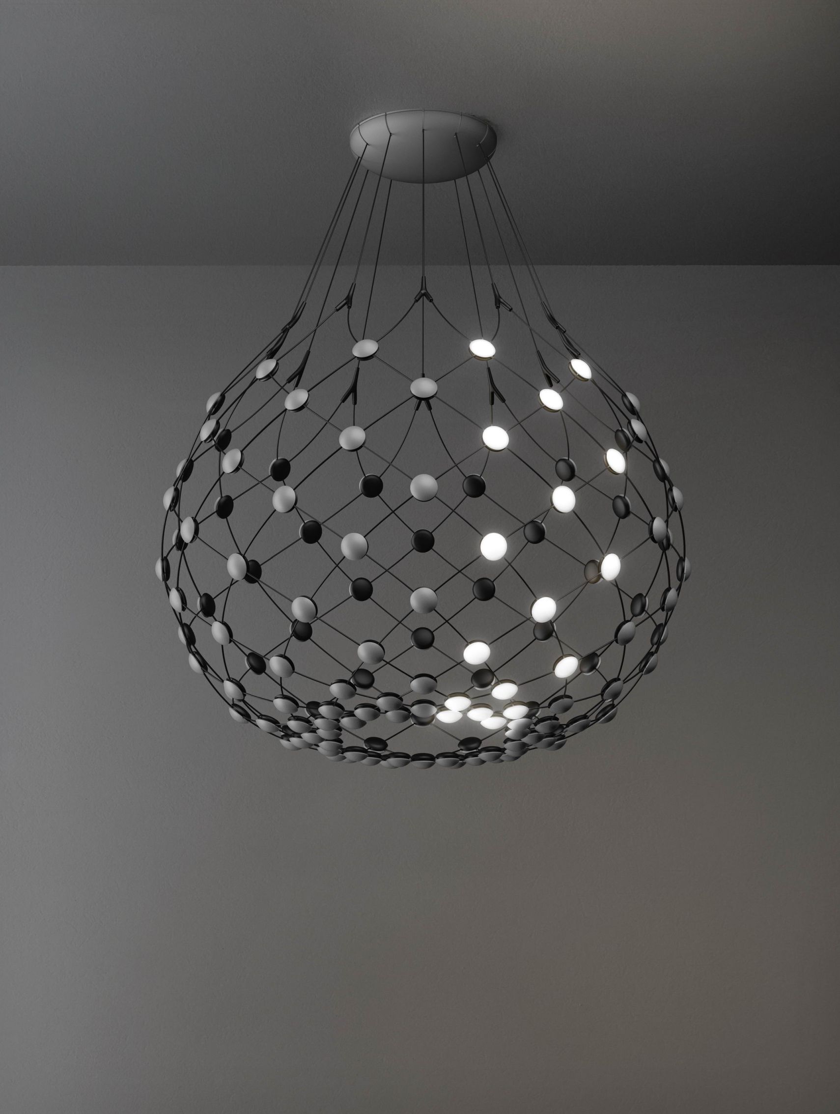 D86 Mesh Deckenleuchte von Luceplan: Moderne Hängeleuchte mit schwarzem Drahtgeflecht und integrierten LED-Lichtern.