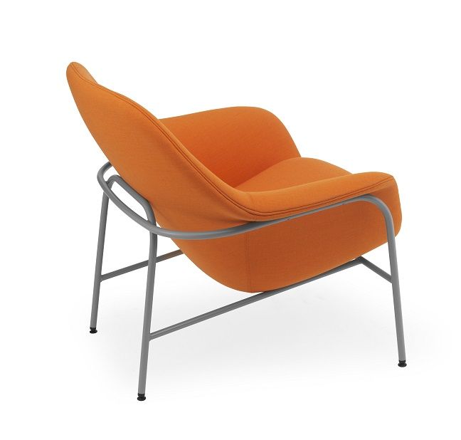 Oranger "Drape" Lounge Sessel von Normann Copenhagen mit grauem Metallgestell, moderner Design Sessel.