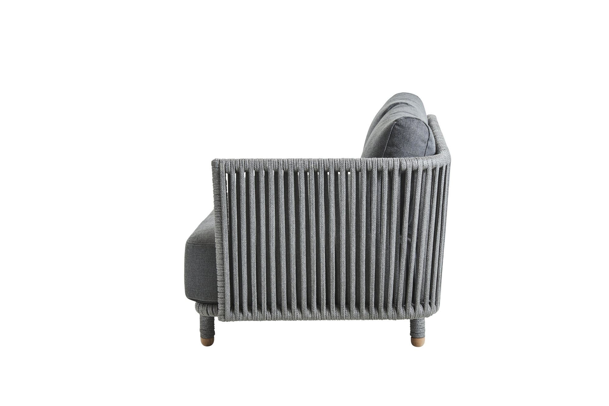 Seitenansicht des grauen Cane-Line Moments Outdoor Sofas für zwei Personen mit Seilgeflecht.