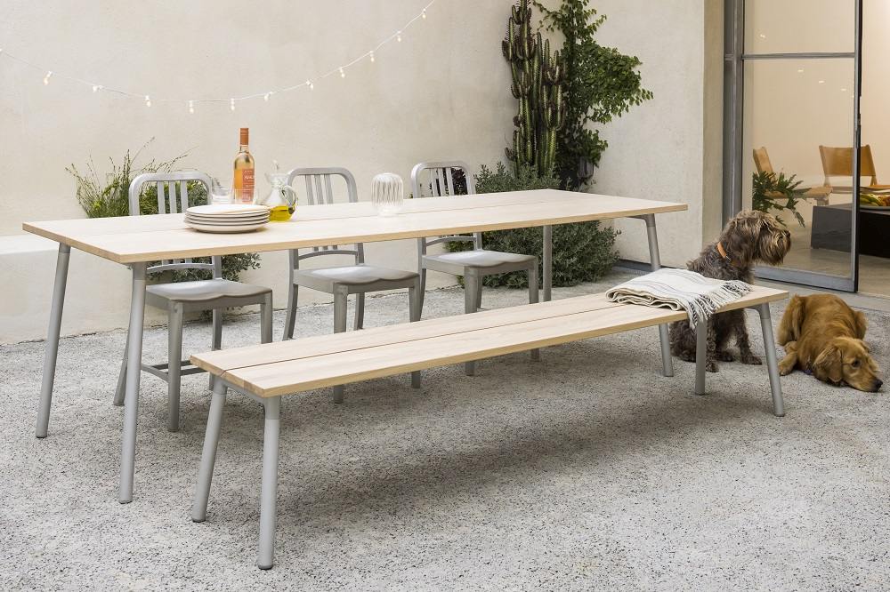 Run Bench 4-Sitzer Bank aus Aluminium: Moderne Gartenbank für vier Personen im Außenbereich.