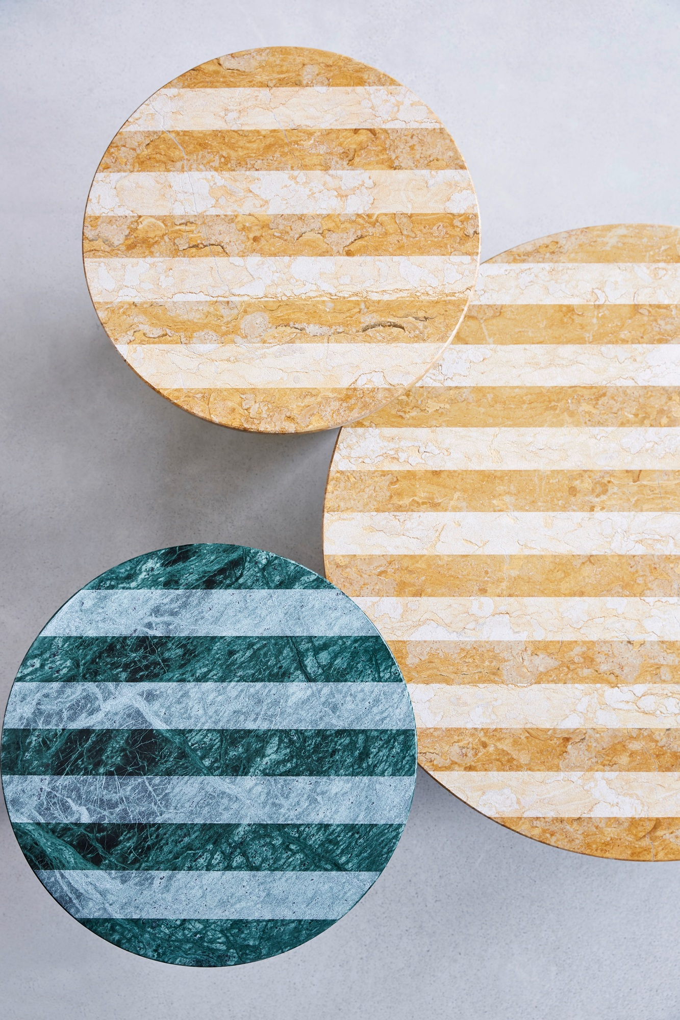 Drei runde Couchtische mit Streifenmuster, Sediment Coffee Table, Marmoroptik, Wohnzimmermöbel.