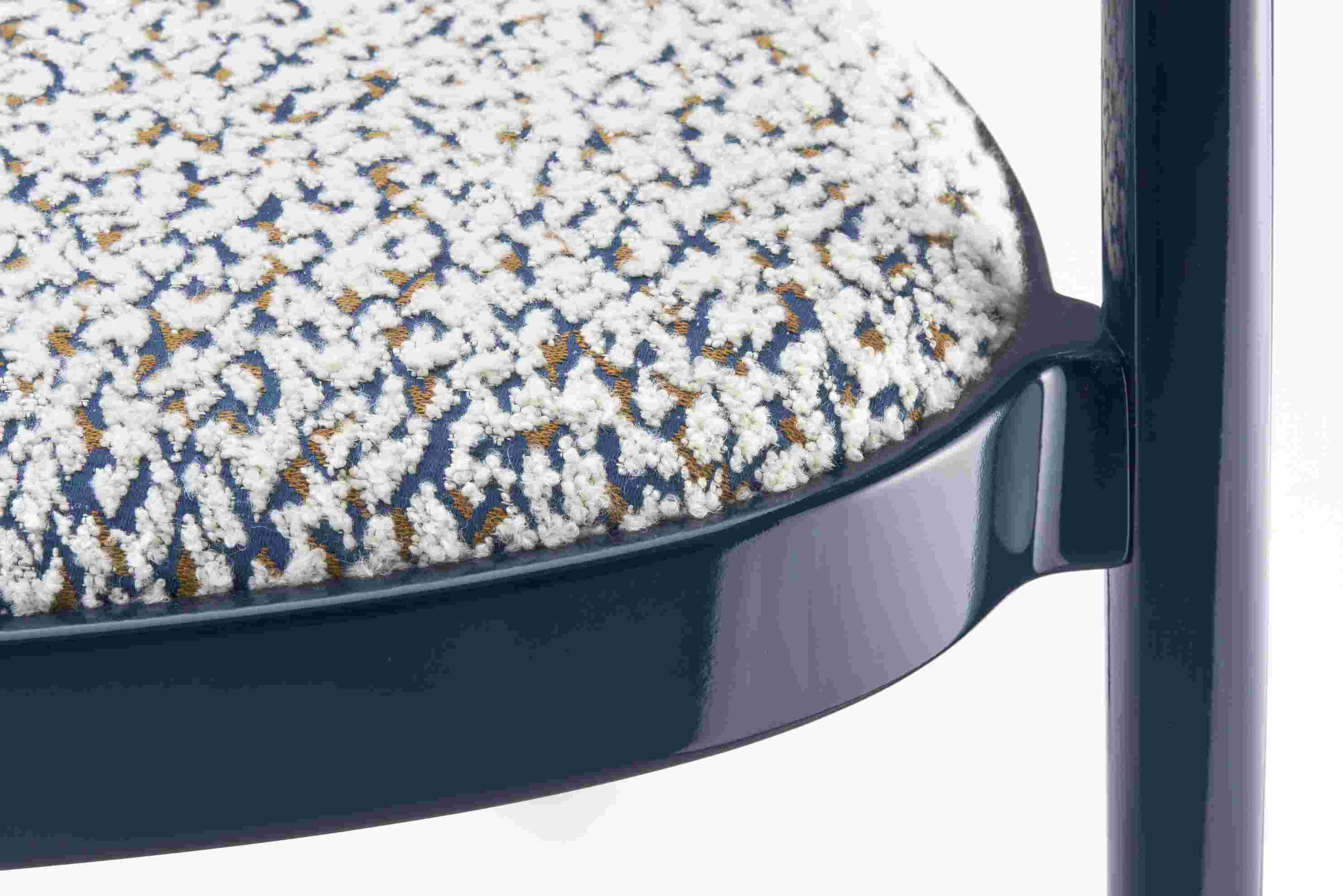 Detailaufnahme: Gepolsterter Sitz des Thonet Holzsesessel 119 SPF mit Armlehnen. Bequemer Sessel für Wohnzimmer und Büro.