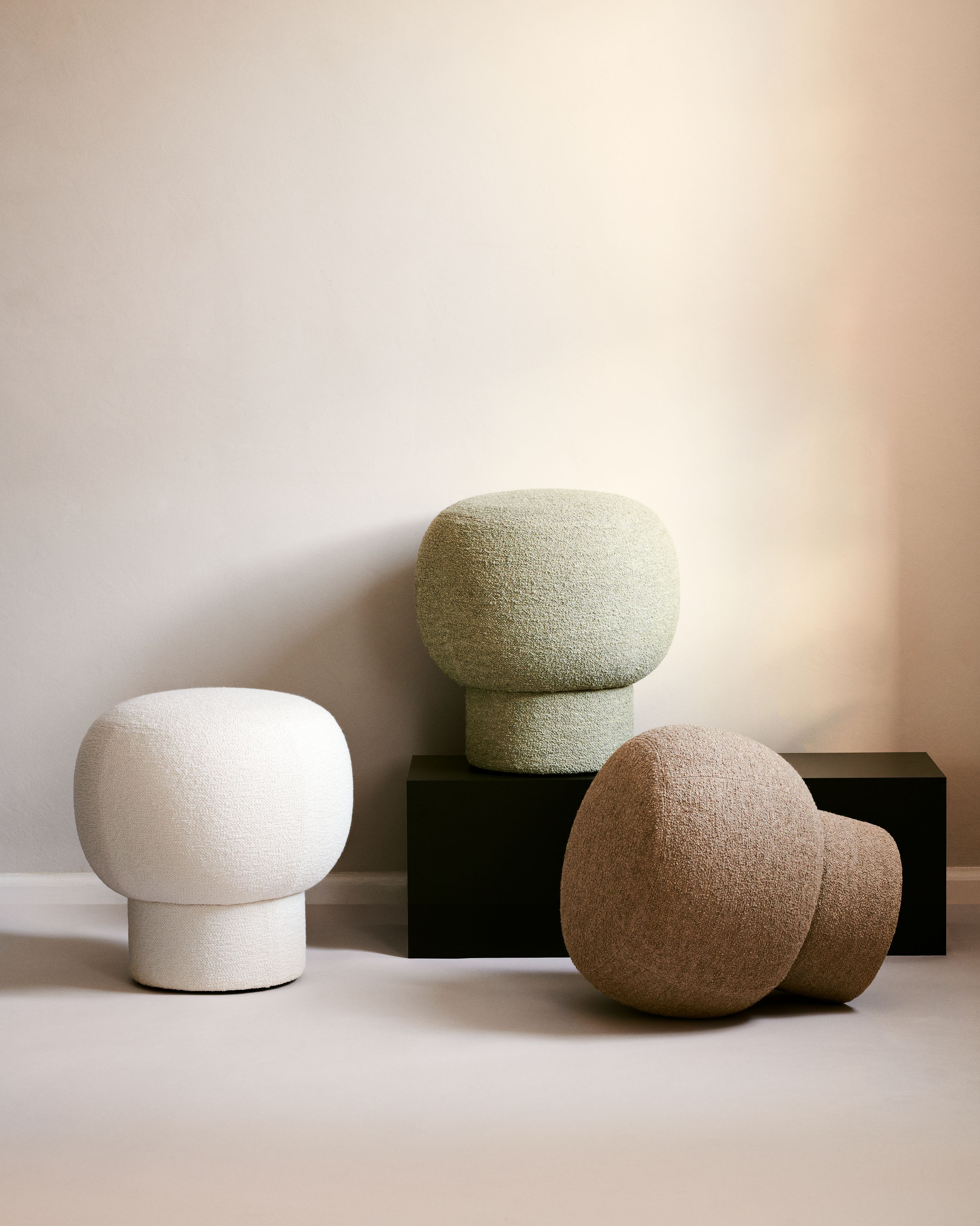 Drei Liége Poufs von Norr11 in Weiß, Grün und Braun, moderne Sitzmöbel für Wohnzimmer.