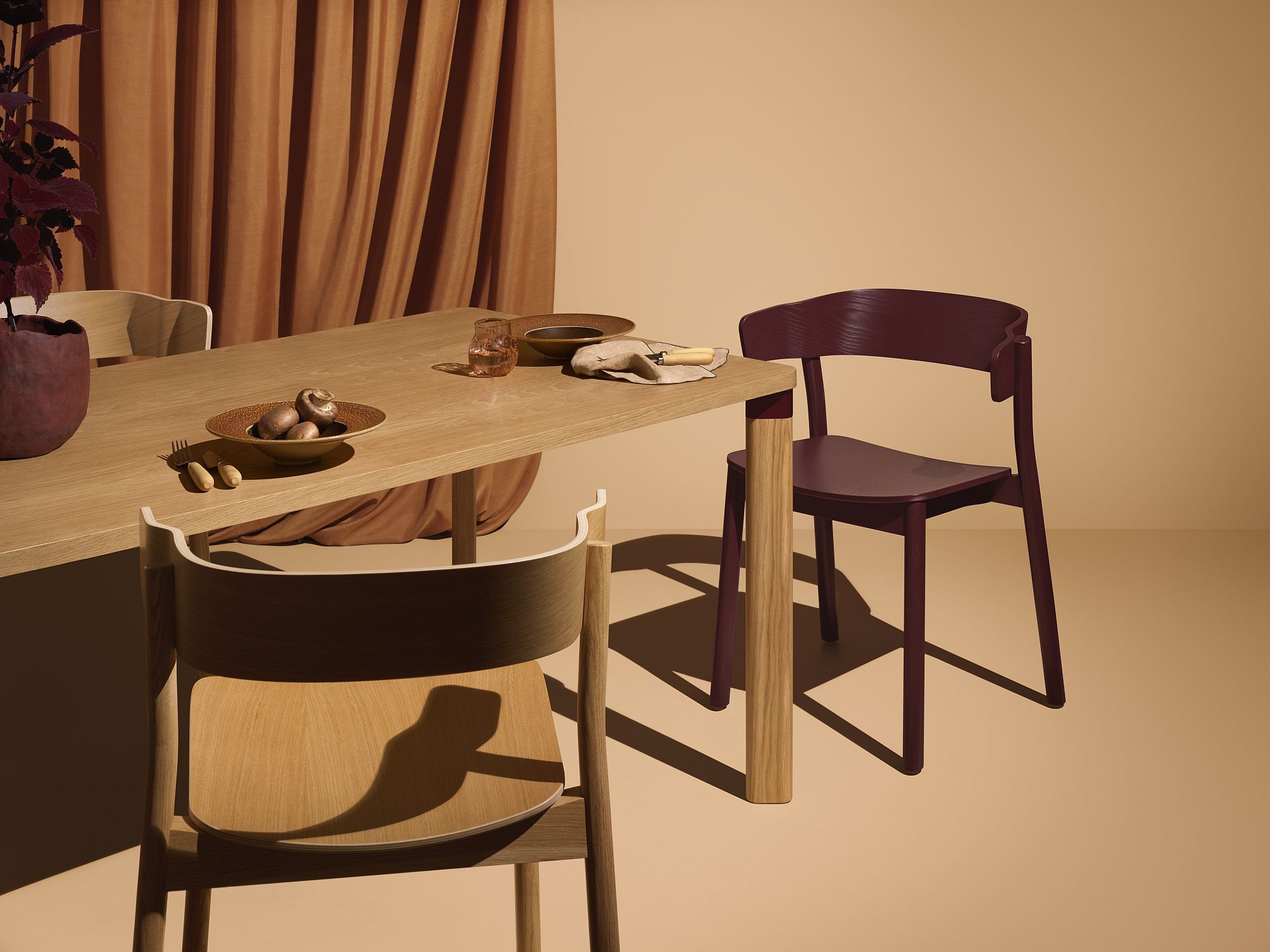Esszimmer-Szene mit Holztisch und zwei Enfold Chair Stühlen von Mizetto in Naturholz und Aubergine.