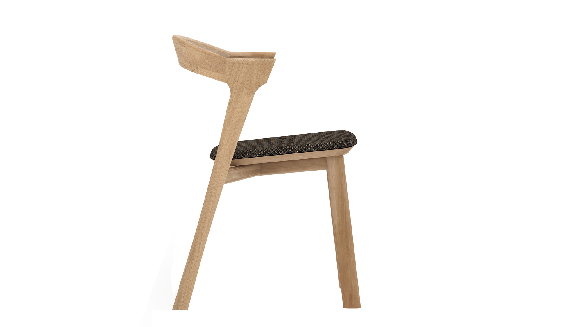 Bok Stuhl: Eiche Stuhl ohne Armlehne mit dunkelbraunem Sitzkissen von Ethnicraft, Seitenansicht.