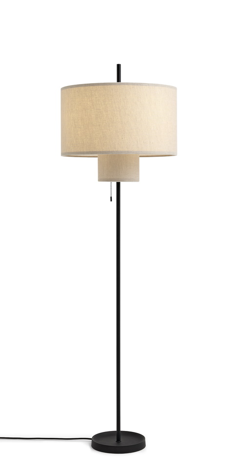 New Works Margin Stehleuchte mit zwei beigen Lampenschirmen und schwarzem Metallfuß.