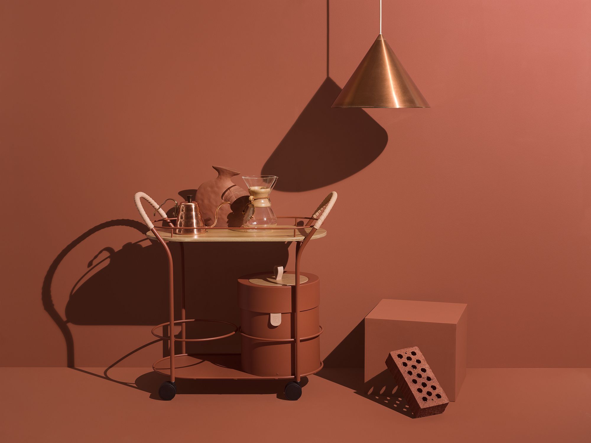 Bistro Servierwagen von Mizetto mit Kaffeekanne und Zubehör in einem modernen, monochromen Ambiente.