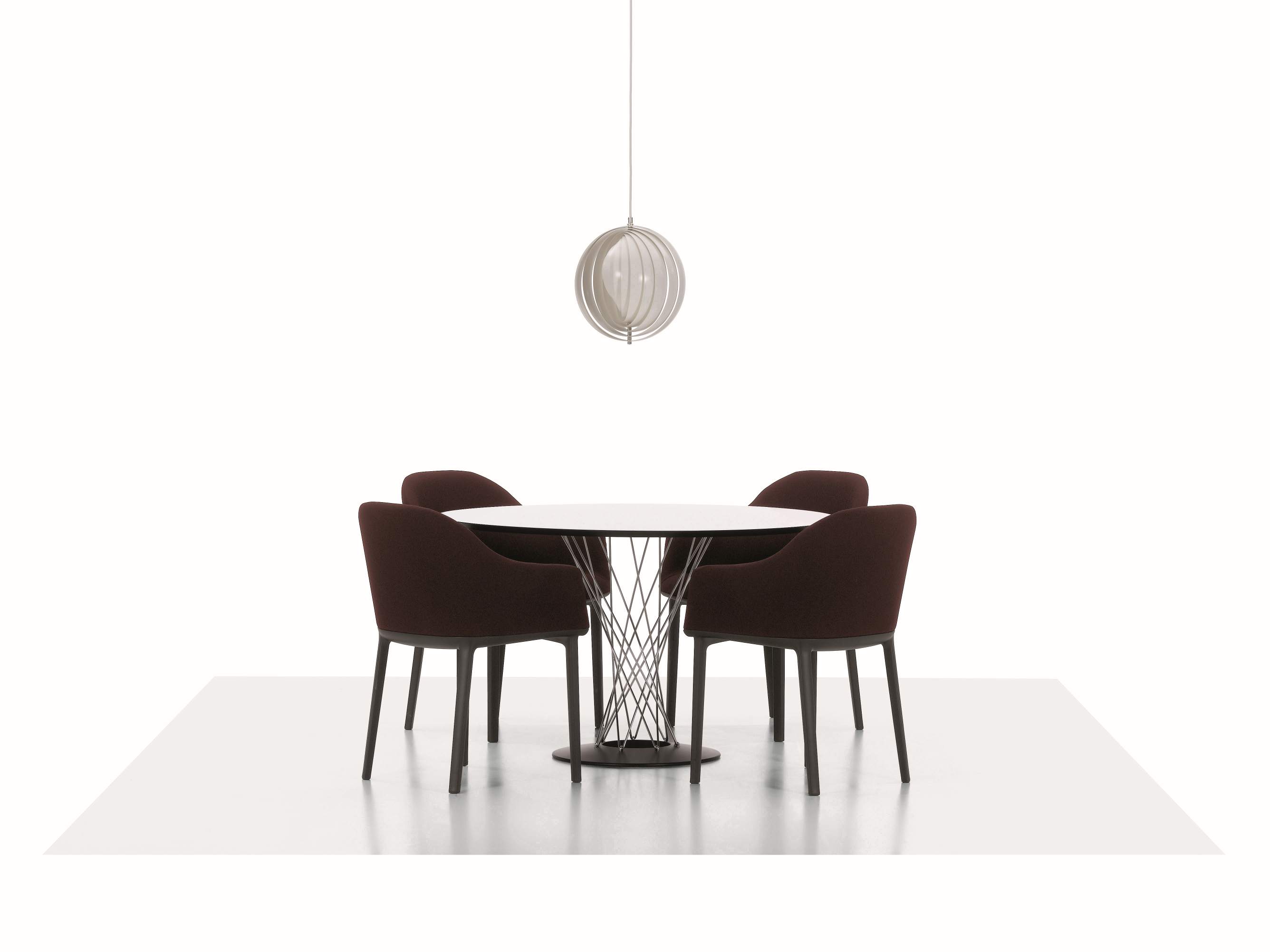 Vitra Dining Table Noguchi: Runder Esstisch mit vier Stühlen und moderner Pendelleuchte.