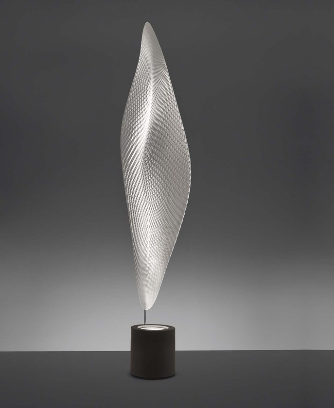 Cosmic Leaf Stehleuchte von Artemide: Moderne Designleuchte mit blattförmigem Diffusor und zylindrischem Sockel.