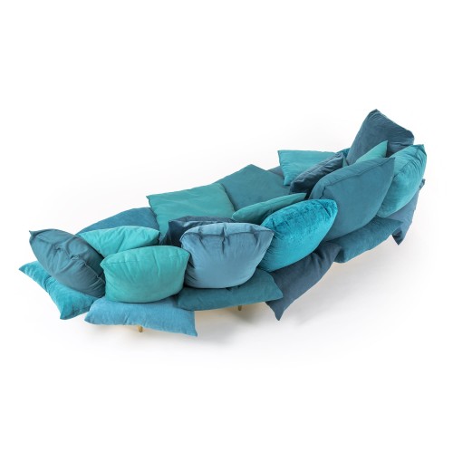 Blaues Comfy Sofa von Seletti, bestehend aus vielen Kissen, modernes Design für Wohnzimmer.