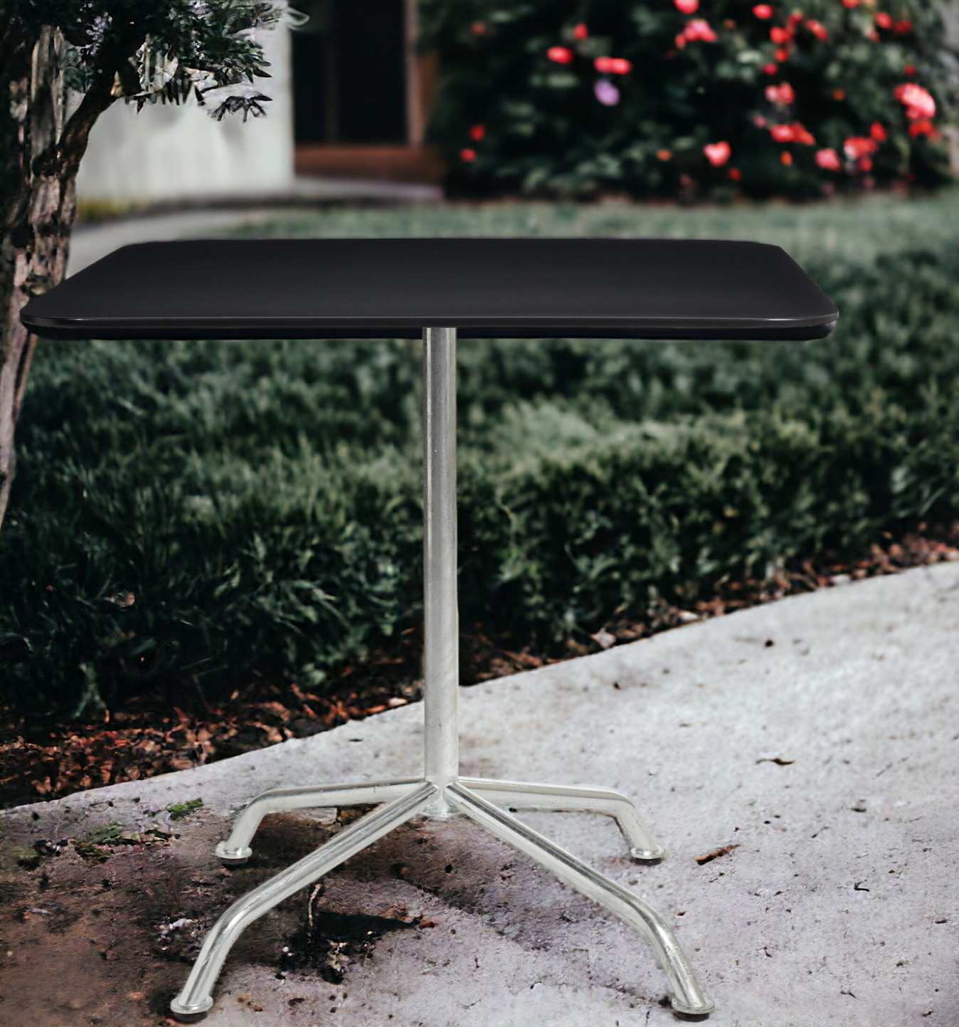 Schwarzer Haefeli Gartentisch mit silbernem Gestell im Außenbereich, ideal für Garten und Terrasse.
