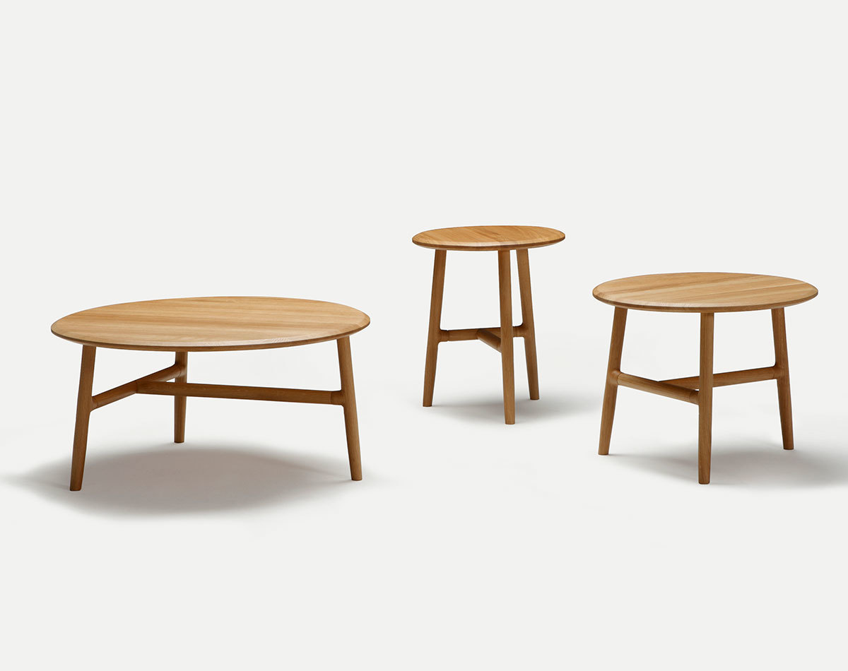 Drei Nudo Beistelltische von Sancal aus Eiche Natur in verschiedenen Höhen und Formen.