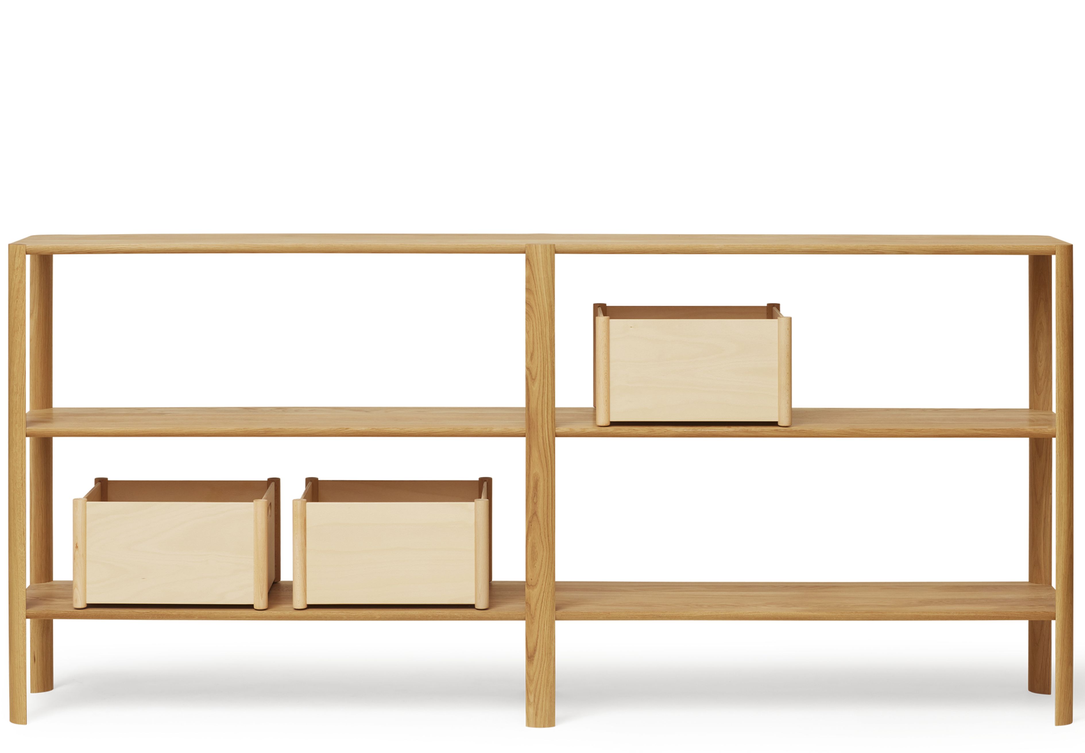 Leaf Regal 2x3 Eiche geölt von Form & Refine mit drei Holzboxen.