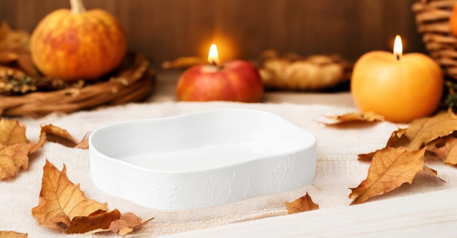 Weiße Räder Schale "Winterzauber" mit filigranem Pflanzenmuster, herbstliche Dekoration mit Kürbissen, Blättern und Kerzen.