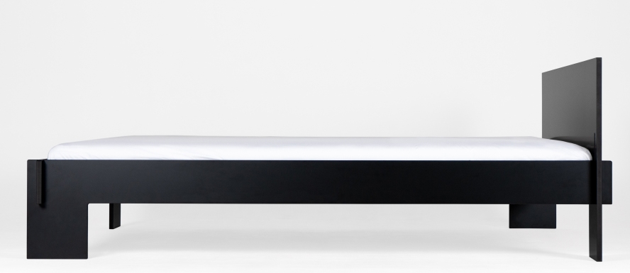 Schwarzes Siebenschläfer Bett von Moormann mit Kopfteil, Größe 160x200 cm, minimalistisches Design für Schlafzimmer.