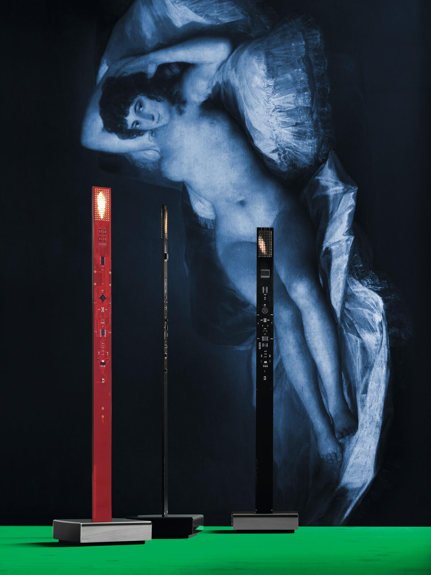 Drei "My New Flame" Tischlampen von Ingo Maurer in Rot, Schwarz und Silber.