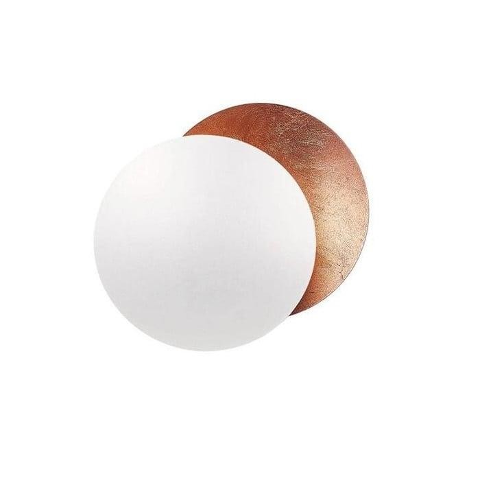 Lederam W Wandleuchte: Moderne Wandlampe mit weißem Diffusor und kupferfarbener Scheibe.