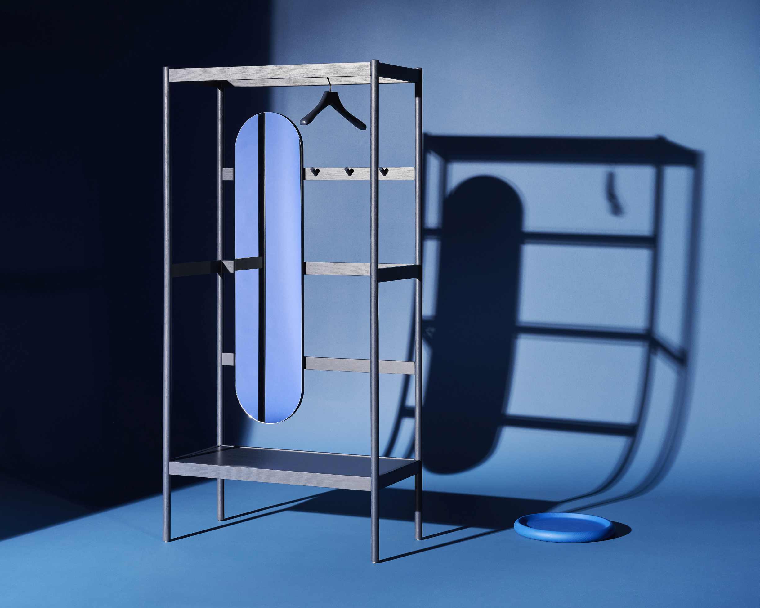 Chester Garderobe mit Spiegel von Schönbuch: Moderne, offene Garderobe mit Spiegel und Ablageflächen in Grau.