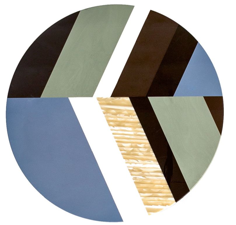 Detailaufnahme des runden Fishbone Tisches von Moroso in Blau mit geometrischen Mustern.