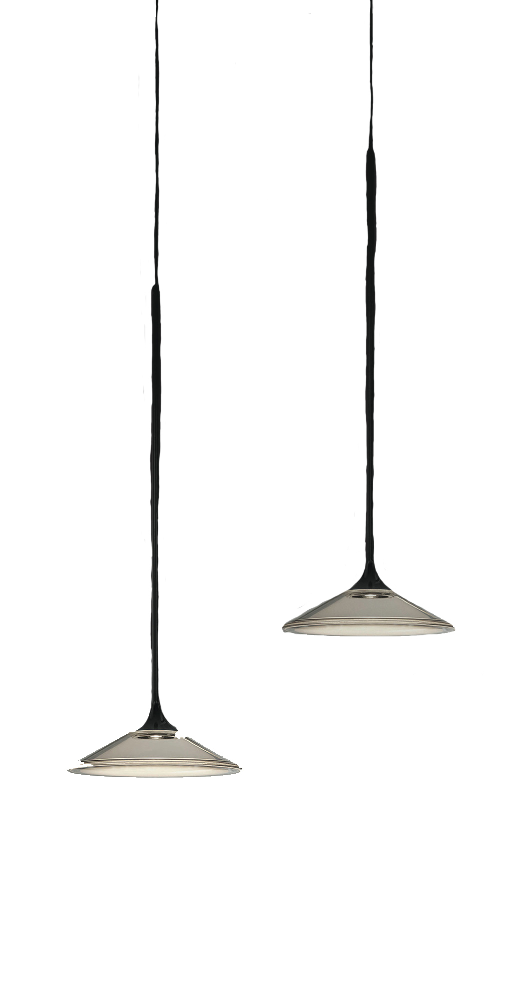 Zwei schwarze Orsa Pendelleuchten von Artemide mit schirmförmigen Lampenkörpern und filigranen Aufhängungen.