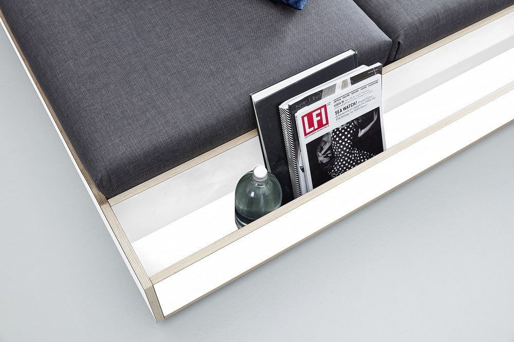 Detailansicht Maude Bett von Müller Möbelwerkstätten mit Ablage für Bücher und Dekoration.