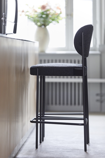 Nahaufnahme des Series 430 Barhockers von Verpan, 75 cm hoch, mit grauem Sitz und Rückenlehne.