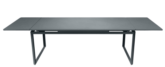 Ausgezogener, grauer Biarritz Tisch von Fermob mit rechteckiger Tischplatte und schwarzem Metallgestell.