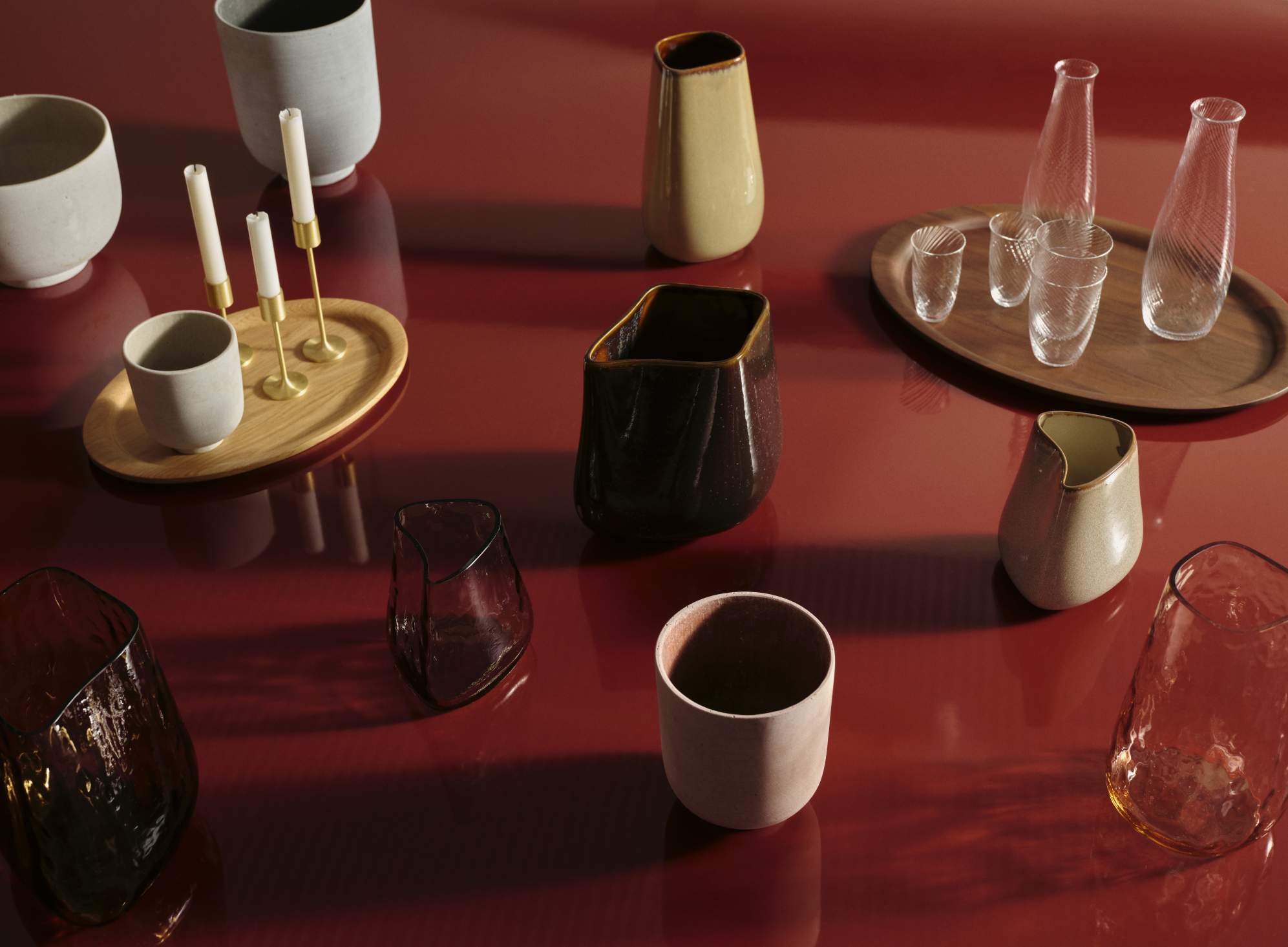 AndTradition Tray SC64-SC65 Tablett aus Eiche mit Vasen und Gläsern auf einem roten Tisch.