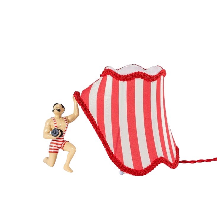 Circus AbatJour Leuchte: Zirkuslampe mit rot-weiß gestreiftem Lampenschirm und Gewichtheber-Figur. Dekoratives Licht für Kinderzimmer.