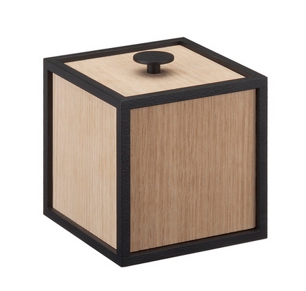 Frame 10 Aufbewahrungsbox von Audo: Quadratische Holzbox mit schwarzem Rahmen und Deckel für stilvolle Ordnung.