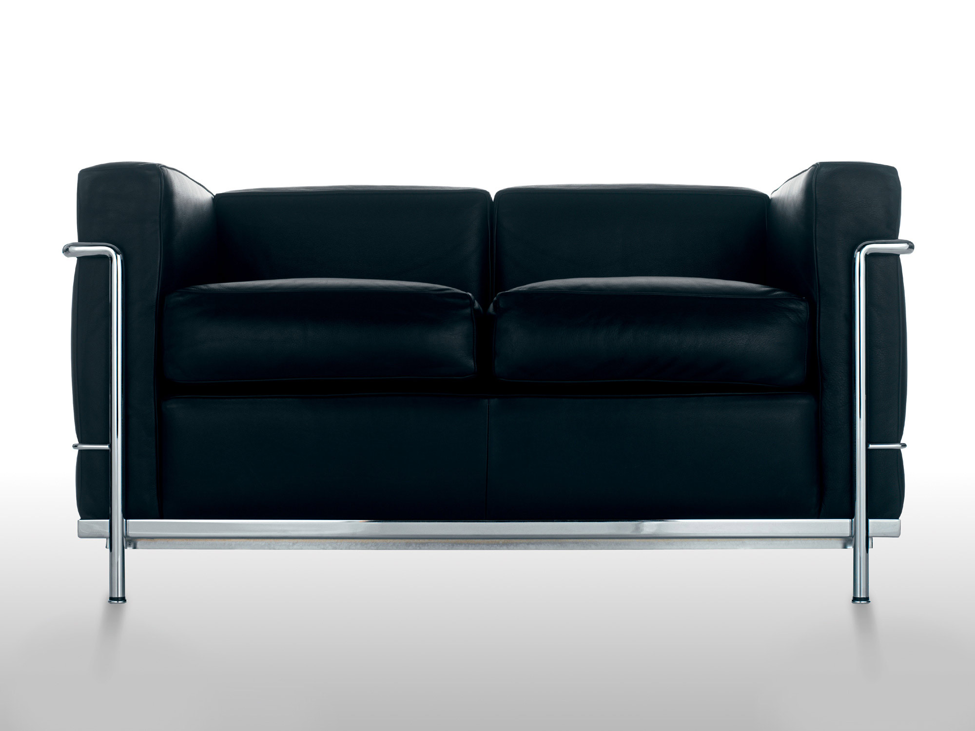 Schwarzes Cassina Sofa, Modell Grand Confort, Zweisitzer mit Chromgestell, modernes Design.
