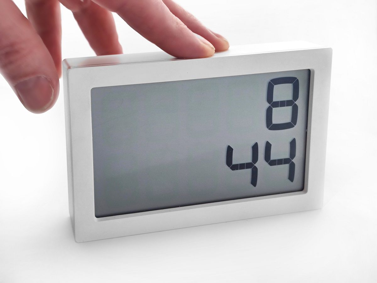 Weiße Digitaluhr (Albert Clock) zeigt 8:44 Uhr. Tischuhr oder Wanduhr mit LED-Anzeige.