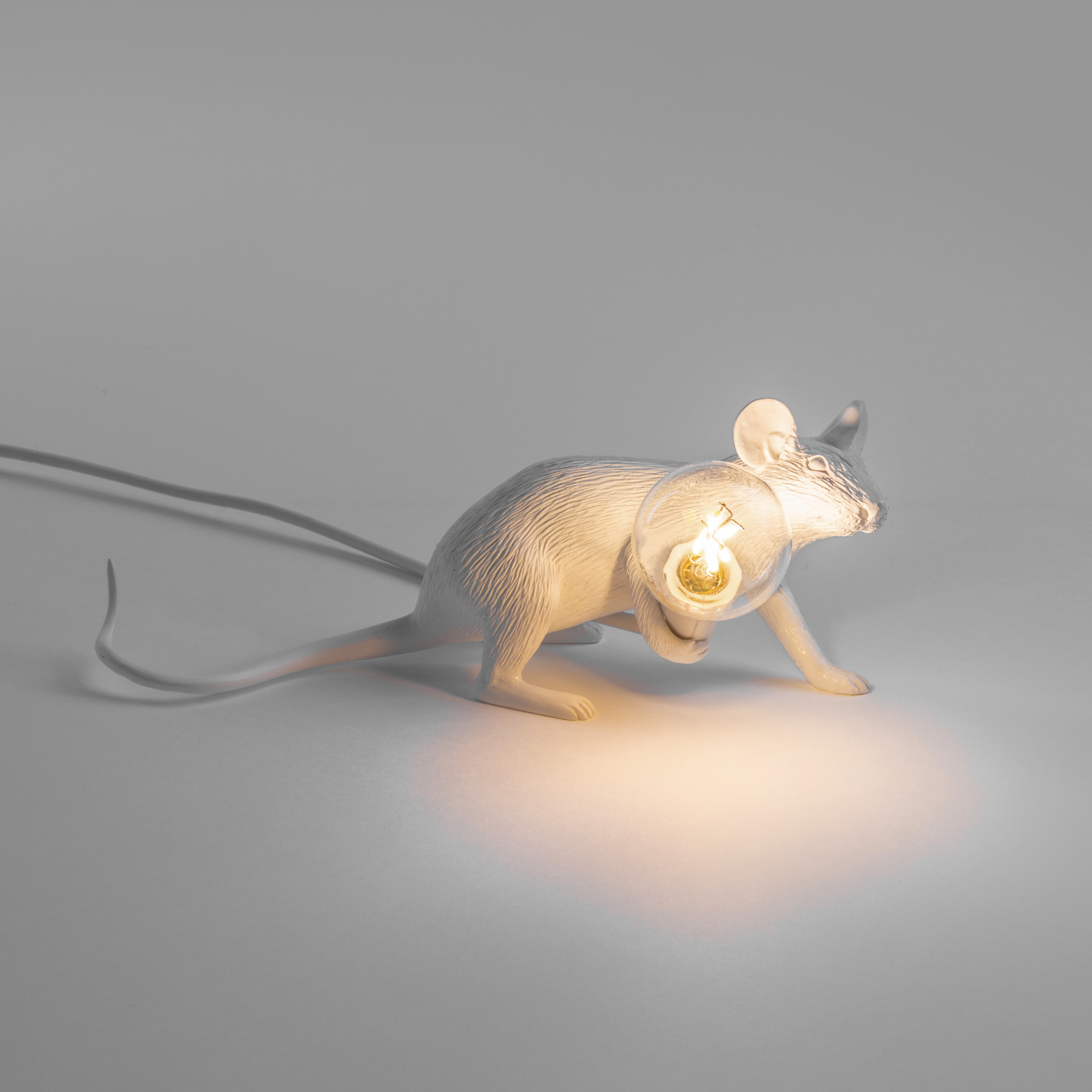 Weiße Mouse Lamp Tischleuchte von Seletti mit USB-Anschluss, modernes Designobjekt als Nachttischlampe.