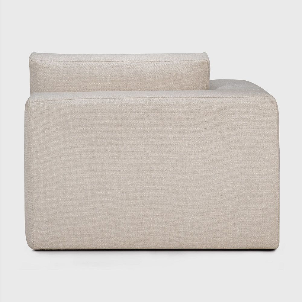 Detailaufnahme des Mellow Sofas von Ethnicraft mit linker Armlehne in Elfenbeinfarbenem Stoff.