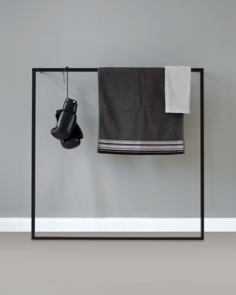 Little Leano Stummer Diener in Weiß: Handtücher und Boxhandschuhe hängen an dem minimalistischen Kleiderständer.