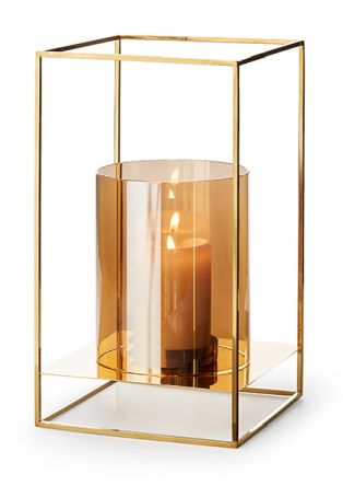 Kathleen Windlicht von Philippi: Goldfarbenes Windlicht mit Glaszylinder und brennender Kerze für stimmungsvolle Beleuchtung.