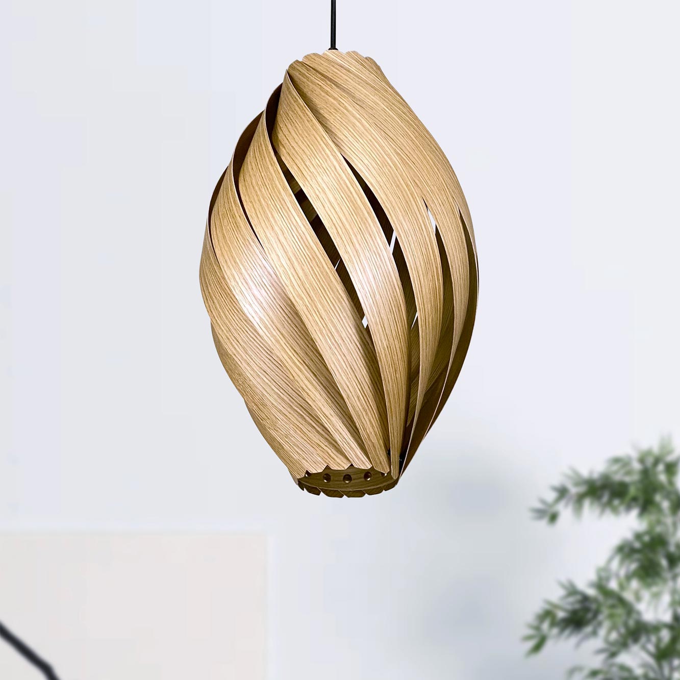 Ardére Hängeleuchte aus Eiche: Runde, moderne Pendelleuchte aus Holz für stilvolle Beleuchtung.