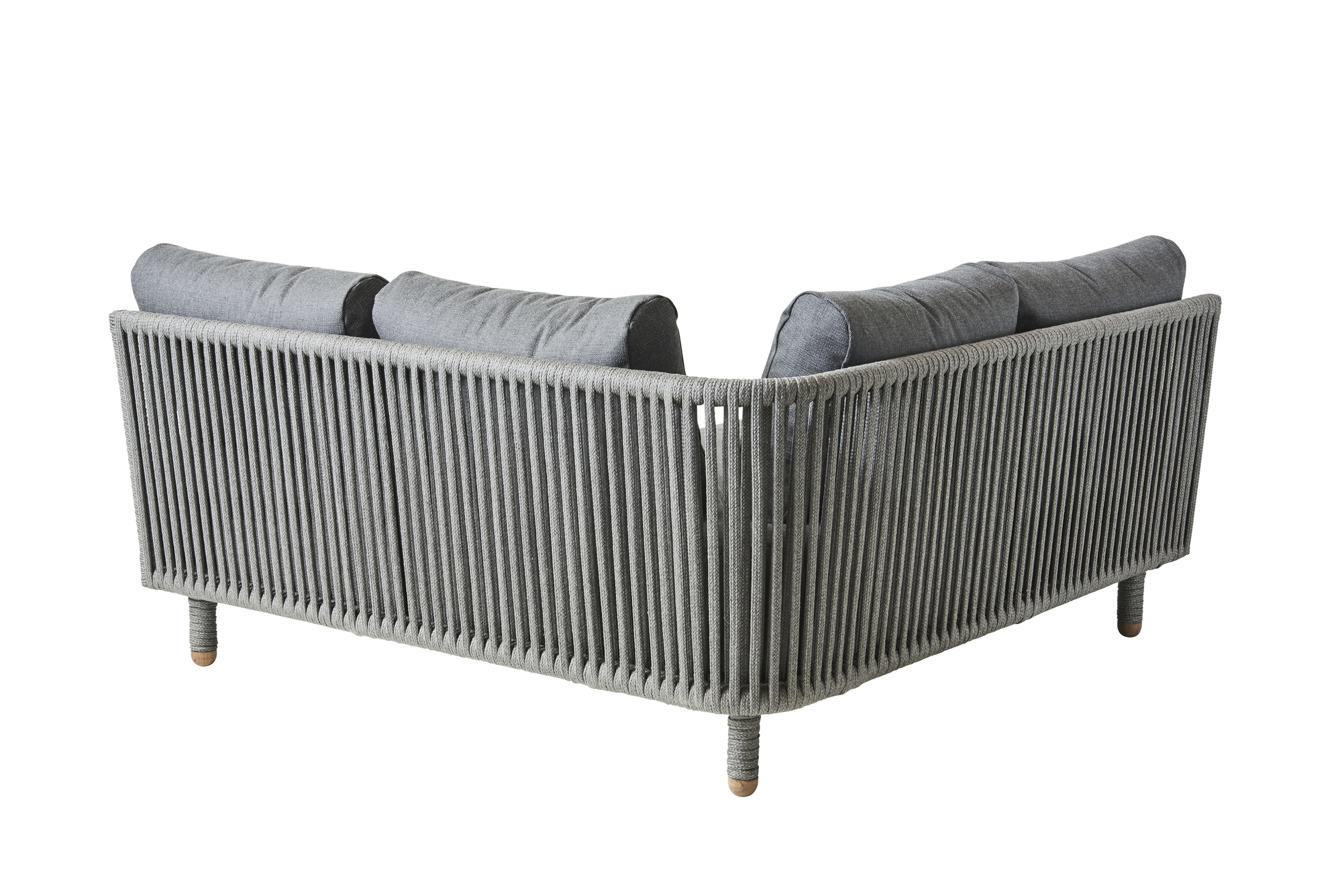 Rückansicht des Cane-Line Moments Outdoor Sofa Eckmoduls in Grau mit Seilgeflecht und Kissen.