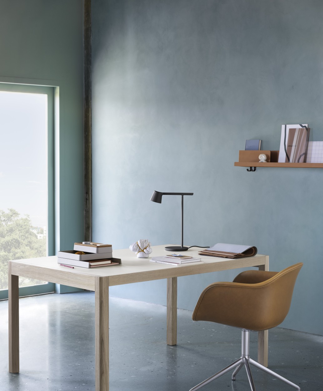 Muuto Arrange Desktop Serie: Schreibtisch mit Lampe, Stuhl und Ablage für Büro oder Arbeitszimmer.