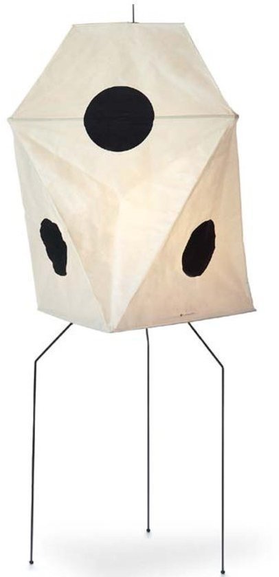 Akari Stehleuchte UF3-Q von Vitra mit geometrischem Lampenschirm und schwarzem Punktmuster auf filigranem Gestell.