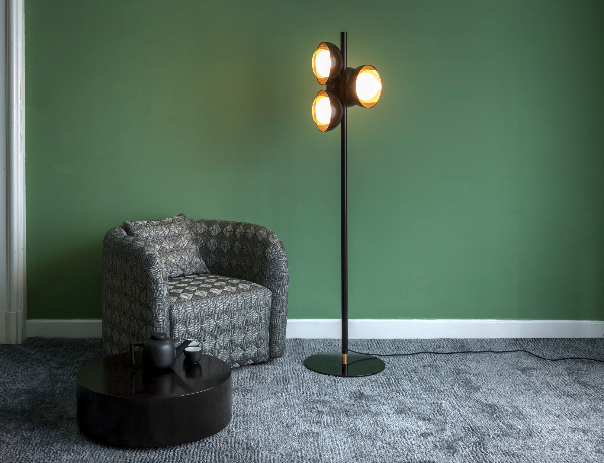 Muse Stehleuchte von Tooy: Moderne Stehlampe mit drei Leuchten in einem stilvollen Wohnzimmer.