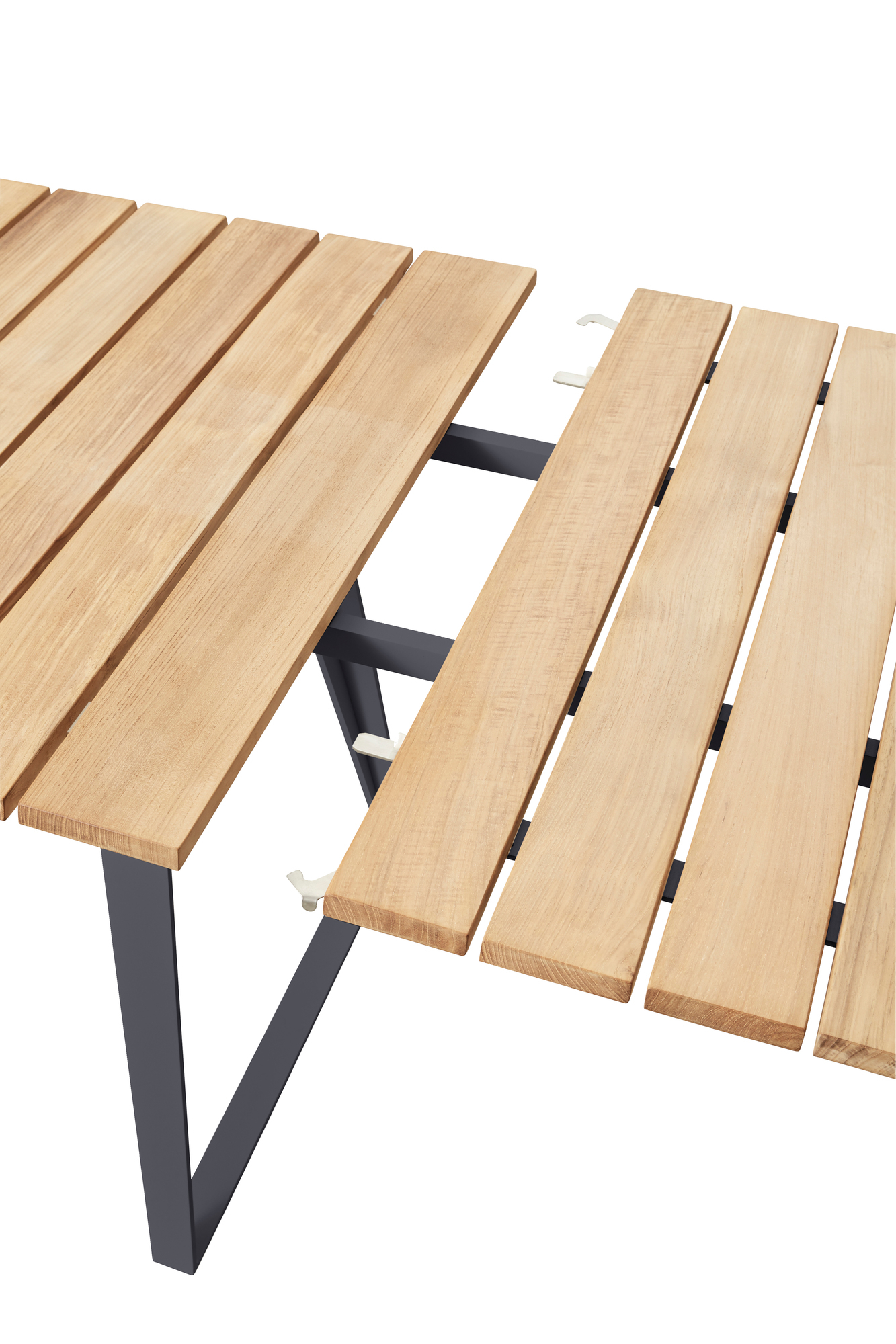 Detailansicht: Copenhagen Outdoor Esstisch aus Teakholz von Cane-Line, verlängerbar, mit grauem Gestell.