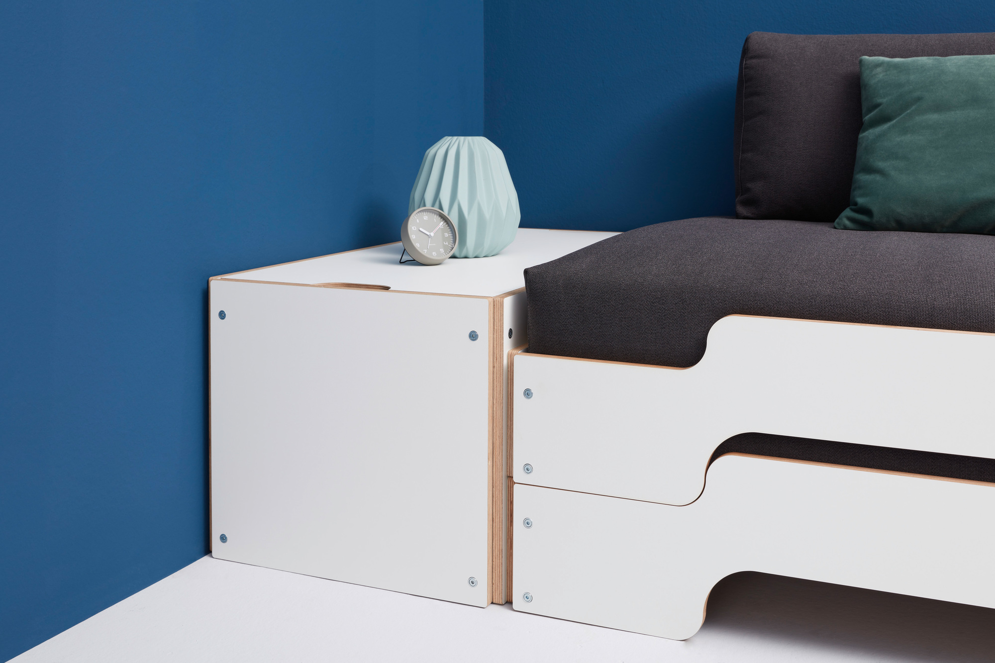 Klassik Bettkasten von Müller Möbelwerkstätten in Weiß. Stauraum und Ablagefläche für das Schlafzimmer.