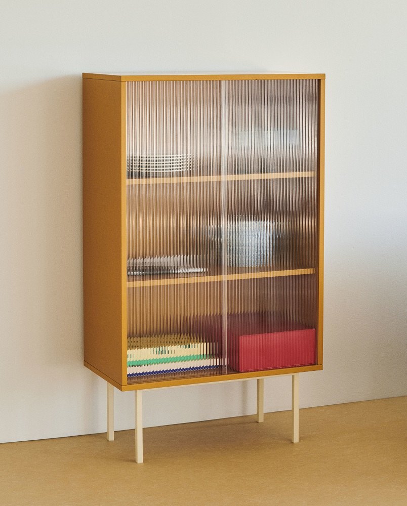 Gelber Hay Colour Cabinet Schrank mit geriffelten Glastüren und Inhalt auf drei Regalböden.