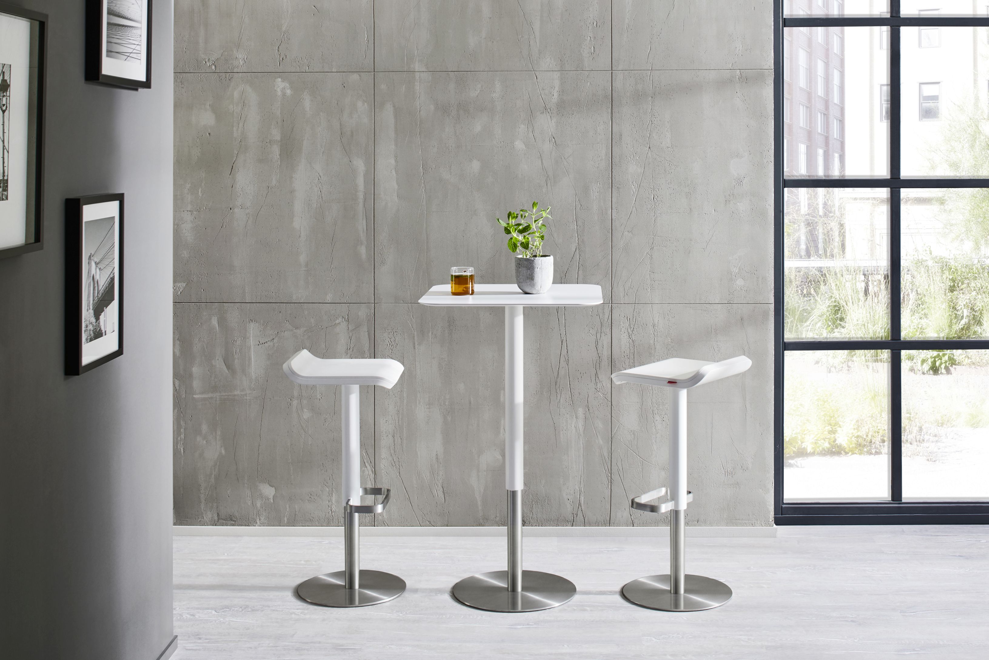 Moderner ED 105 Stehtisch von Moree mit zwei Barhockern in minimalistischem Design.