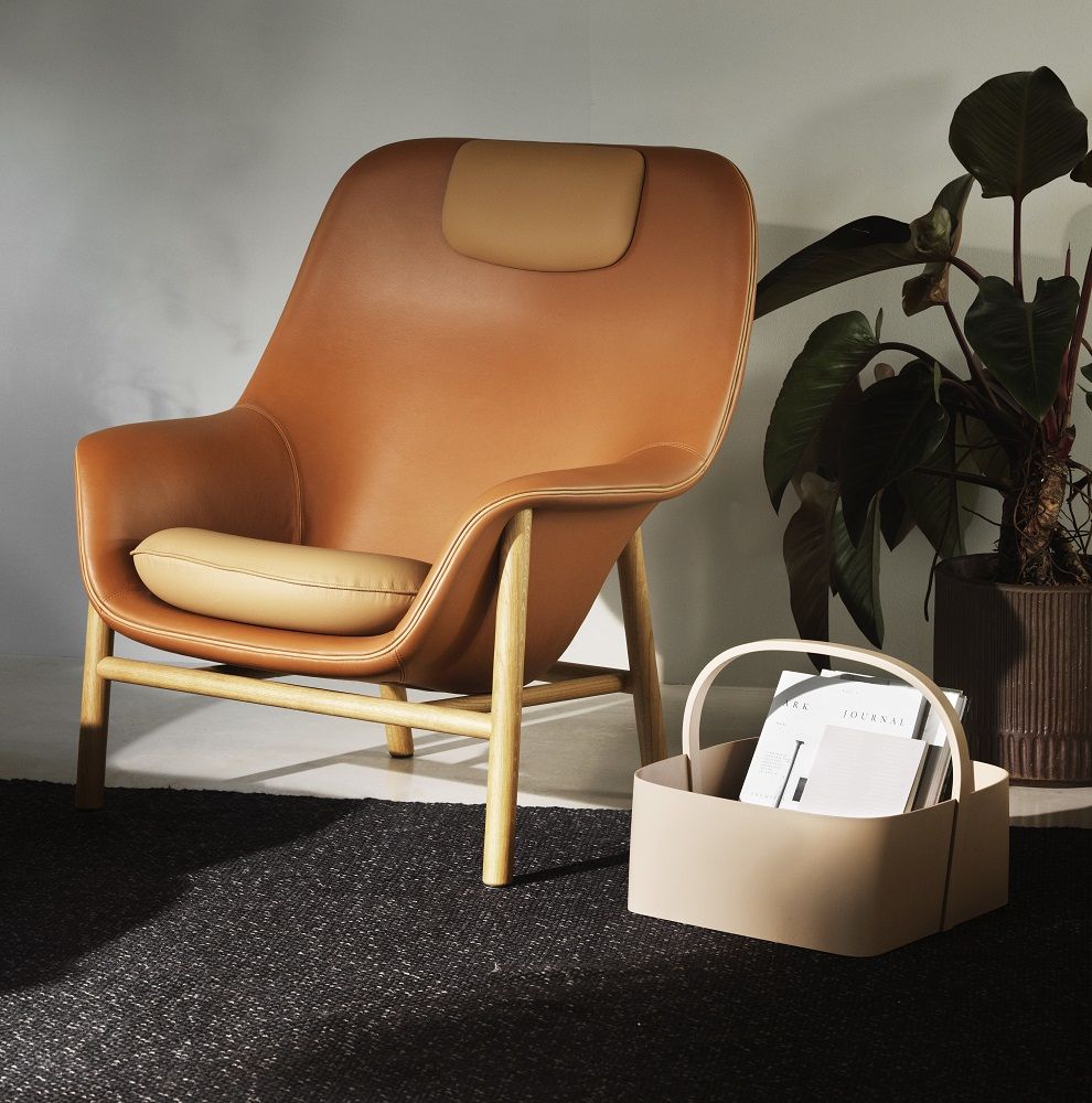 Brauner Lounge-Sessel mit Kopfstütze von Normann Copenhagen. Bequemer Sessel mit Holzbeinen und Lederbezug.